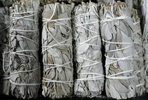 Gebundelde witte salie voor een reinigingsritueel